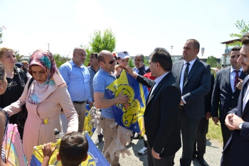 Uçurtmasını alan koştu