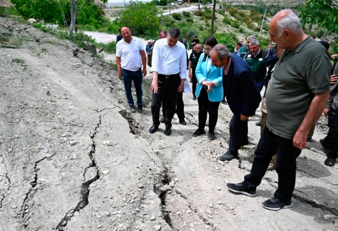 Uzundere’deki toprak kayması inceleniyor