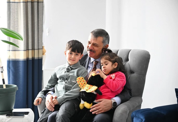 Vali Çiftçi Akülü araba ile minik Ahmet’i sevindirdi