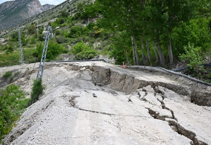 Vali Çiftçi heyelan bölgesinde