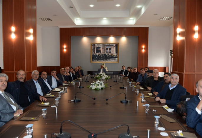 Vali Çiftçi muhtarlarla bir araya geldi.