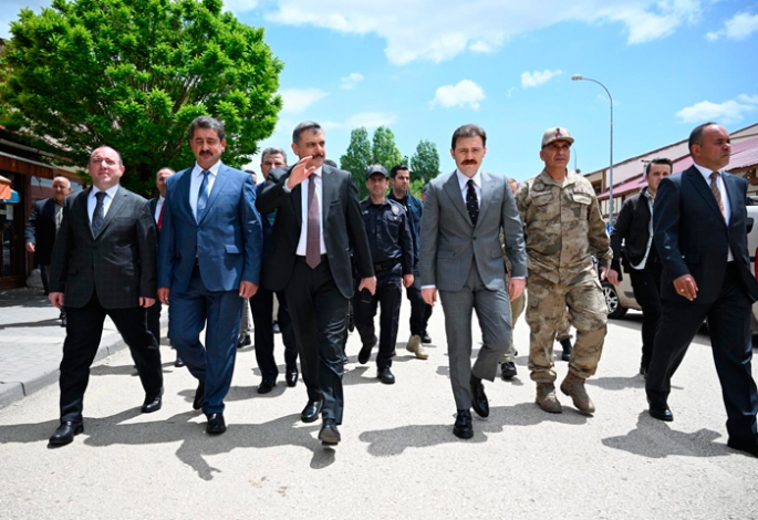 Vali Çiftçi, Narman'da incelemelerde bulundu