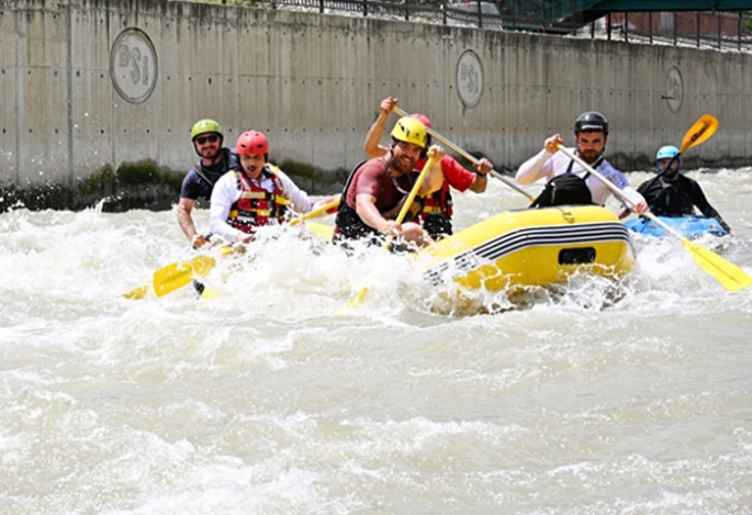 Vali Çiftçi Tortum Çayı’nda rafting yaptı