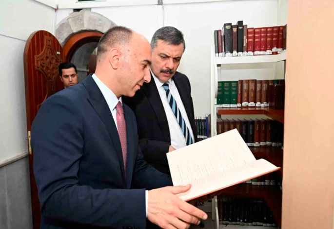 Vali Çiftçi yazma eserleri inceledi