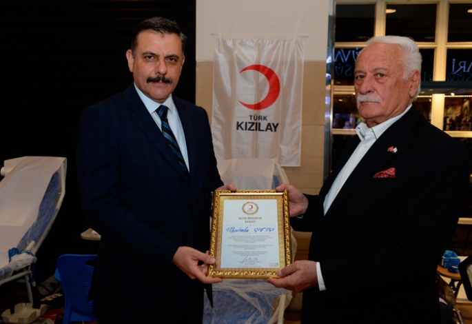Vali Çiftçi'ye altın madalya