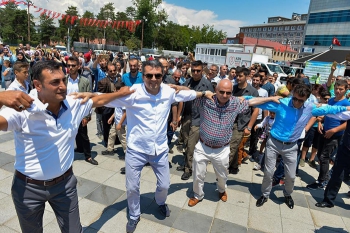 Vali Memiş, cağ kebabı kesti, atabarı oynadı