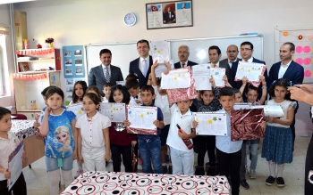 Vali Memiş karne dağıttı