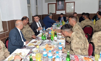 Vali Memiş, Mehmetçikle iftar açtı
