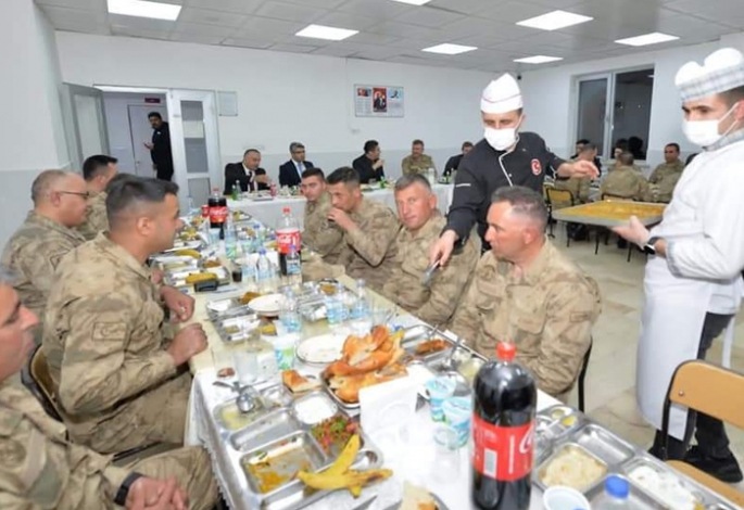 Vali Memiş Mehmetçikle iftar yaptı