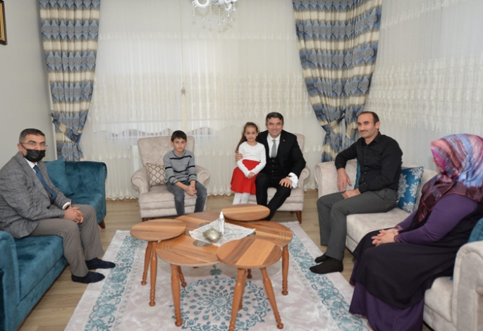 Vali Memiş, Şehit ailesine konuk oldu
