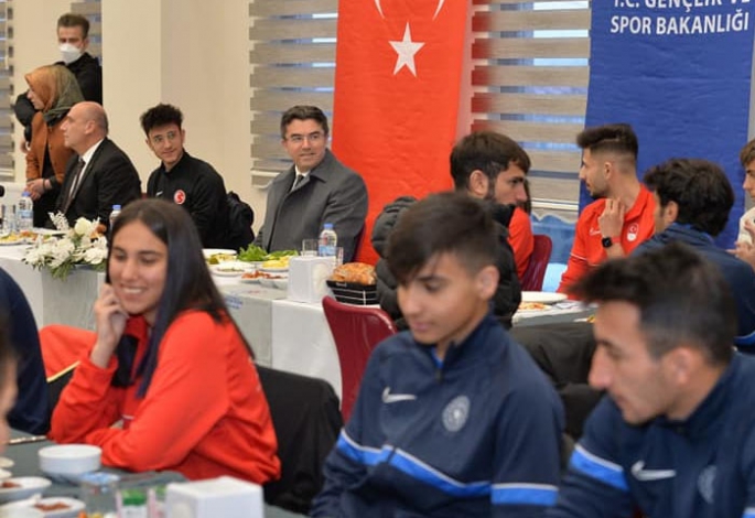 Vali Memiş, sporcularla iftar açtı