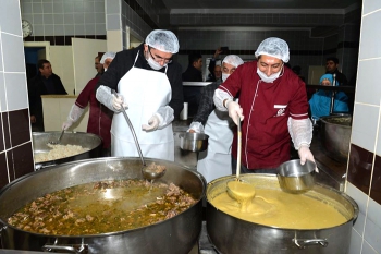 Vali Memiş’ten vatandaşlara sıcak yemek ikramı