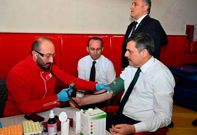 Vali Mustafa Çiftçi Karayazı’da kan verdi