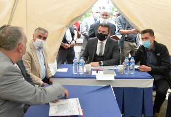 Vali Okay Memiş deprem bölgesinde