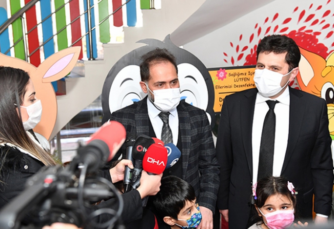 Yakutiye’den öğrencilere eğlenceli dezenfekte standı