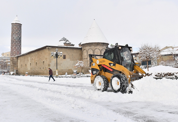 Yakutiye kar temizliğini aralıksız sürdürüyor