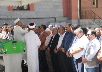 Yalçın babasını toprağa verdi