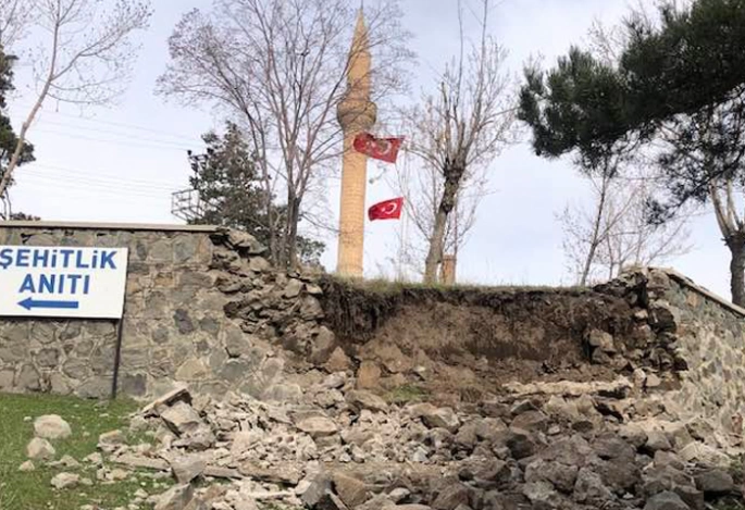 Yanık Dere Şehitliğinin durumu içler acısı