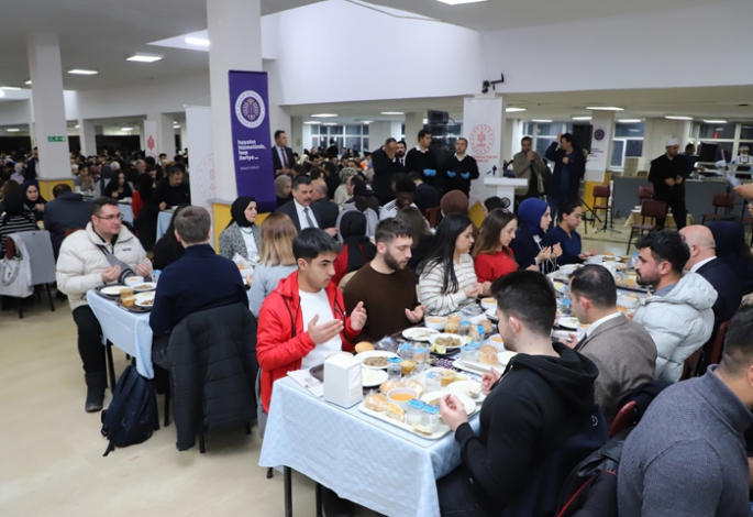 Yöneticiler öğrencilerle iftarda buluştu